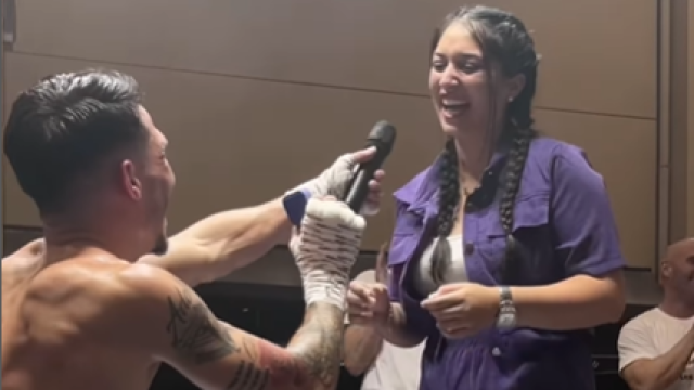 Imagen de la pedida de mano del boxeador Antonio Barrul a su novia