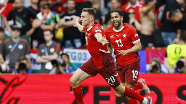 Aebischer celebra el gol del 0-2 durante el partido entre Hungría y Suiza en la Eurocopa