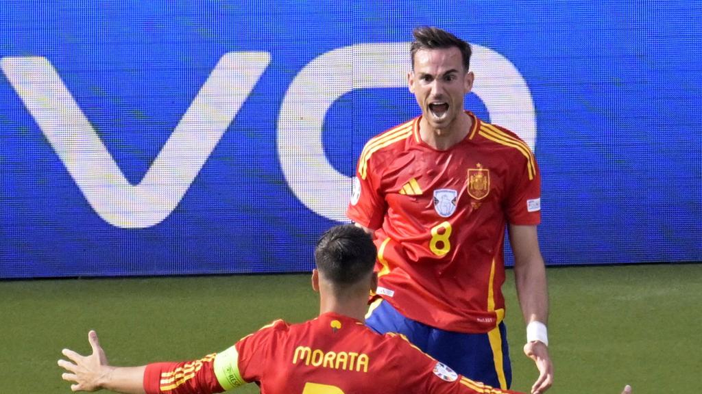 Morata y Fabián celebran el segundo gol de España ante Croacia.