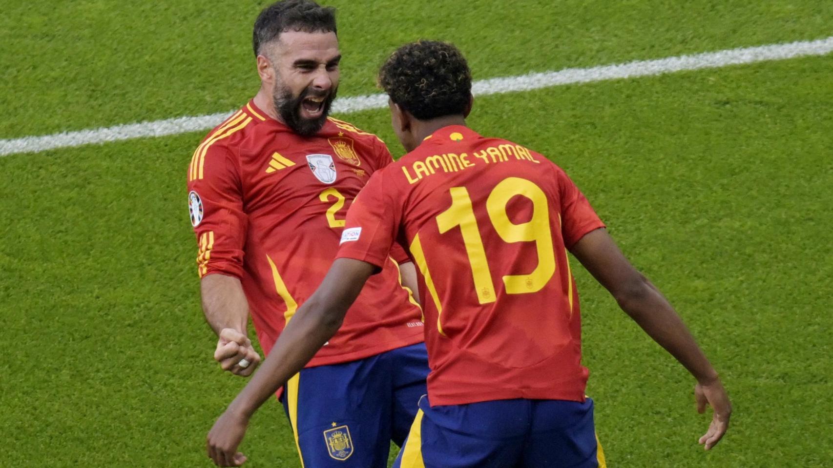 Carvajal y Lamine Yamal celebran el tercer gol de España ante Croacia.