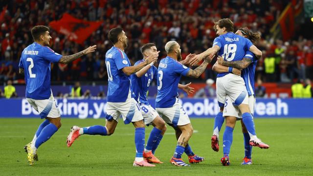 Los jugadores de la selección italiana celebran un gol ante Albania.