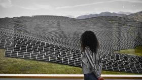 Visitante delante de una de las obras de Andreas Gursky en la exposición 'Horizonte y límite' en CaixaForum Barcelona