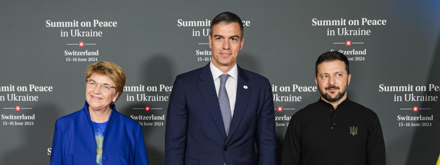 La presidenta federal suiza, Viola Amherd (i),  el presidente de España, Pedro Sánchez Pérez-Castejón (centro), y el presidente de Ucrania, Volodymyr Zelensky (derecha), durante la Cumbre sobre la Paz en Ucrania en Suiza, el 15 de junio.