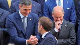 Pedro Sánchez estrecha la mano a Emmanuel Macron junto a Olaf Scholz en la Cumbre por la Paz de Suiza.