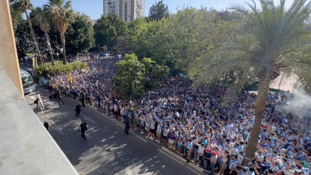 Miles de aficionados del Málaga CF a la llegada del autobús del equipo en los aledaños de La Rosaleda.