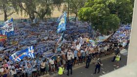 La afición del Málaga CF canta el himno en la previa del partido contra el Nàstic