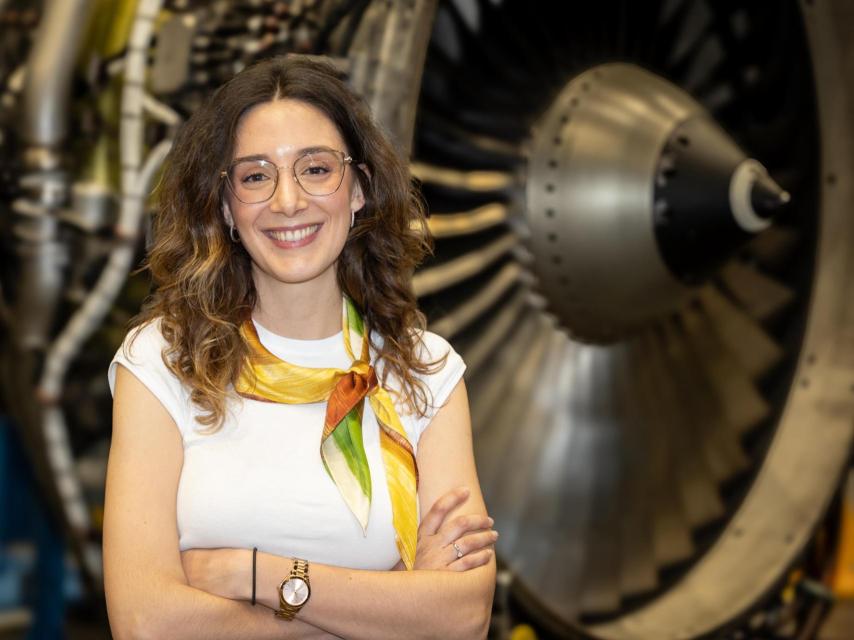 Andrea Gutiérrez, en el hangar de mantenimiento de Iberia.