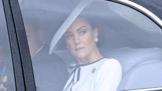 La primera imagen de Kate Middleton en su reaparición: de blanco, símbolo de calma, pero con semblante serio