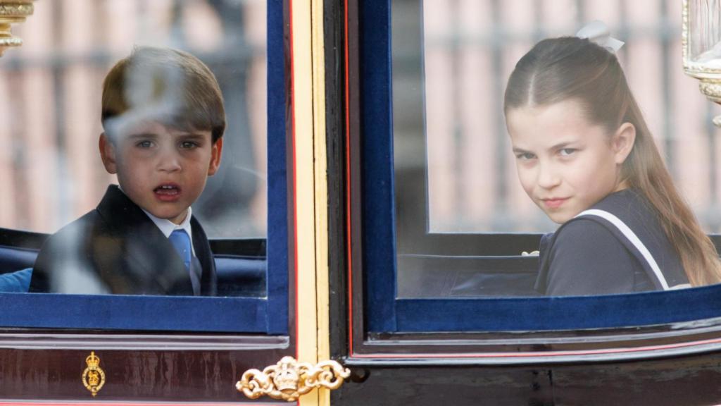 Charlotte, con su hermano pequeño en el carruaje.