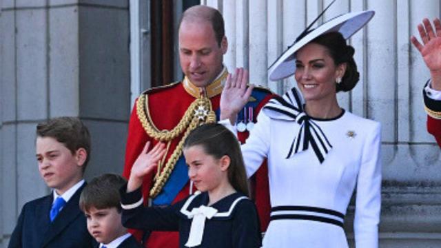 Los Príncipes de Gales y sus hijos, en el balcón de Buckingham.