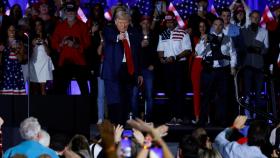 Donald Trump celebró su 78 cumpleaños con un baño de masas en West Palm Beach.