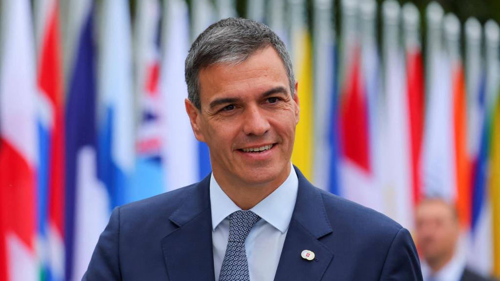 El primer ministro español, Pedro Sánchez, observa el día de la ceremonia de apertura de la Cumbre sobre la Paz en Ucrania en el Buergenstock Resort en Stansstad, cerca de Lucerna, Suiza, el 15 de junio de 2024.