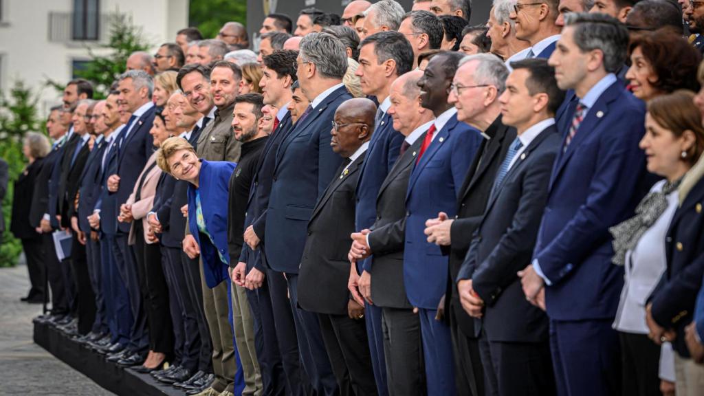 Los jefes de estado posan para una foto de grupo durante la Cumbre sobre la paz en Ucrania, en Stansstad, cerca de Lucerna, Suiza, el sábado 15 de junio de 2024. Jefes de estado de todo el mundo se reúnen en el Buergenstock Resort en Suiza central para la Cumbre sobre la Paz en Ucrania, los días 15 y 16 de junio