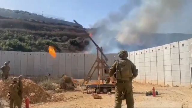 Soldados israelíes utilizando un trabuquete para lanzar armas incendiarias a Hezbolá
