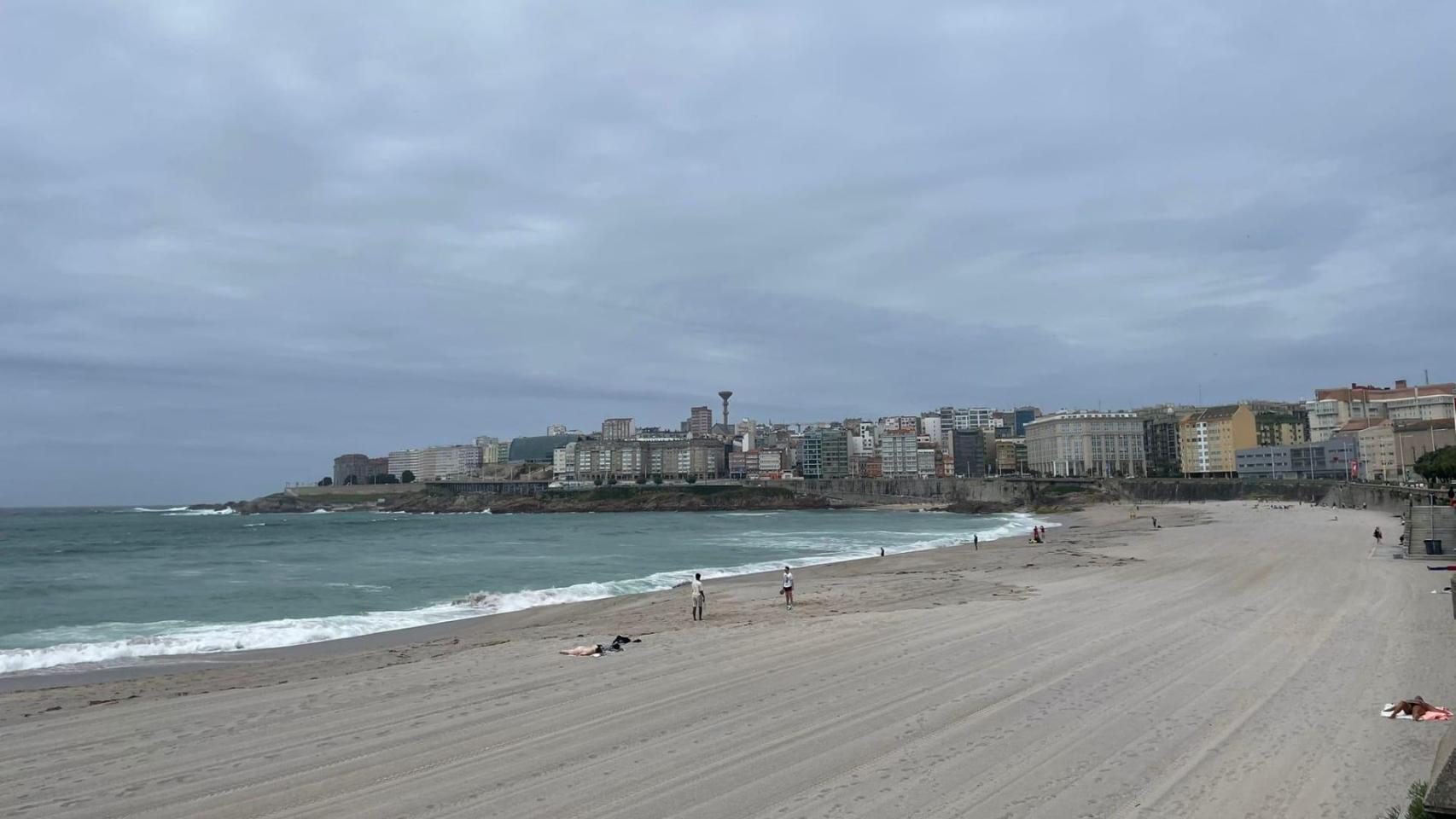 Comienza la temporada de playa en A Coruña con viento y nubes