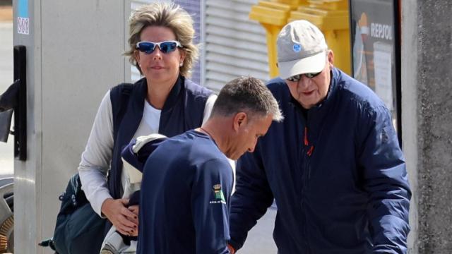 El Rey Juan Carlos y Simoneta Gómez-Acebo a su llegada al club náutico, a 15 de junio de 2024, en Sanxenxo (España)