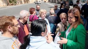 María José Catalá atiende a un grupo de vecinos de Valencia.