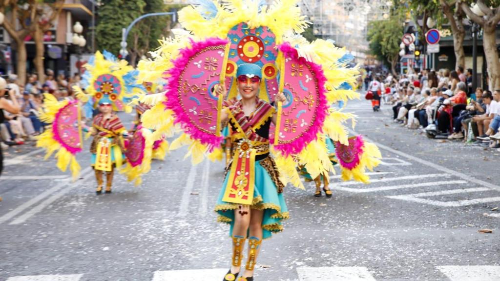 Uno de los vistosos diseños del Desfile del Ninot de este sábado.