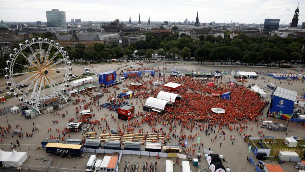 Los seguidores de Holanda se encuentran en una zona de aficionados antes del partido entre Países Bajos y Polonia ,  el 16 de junio de 2024