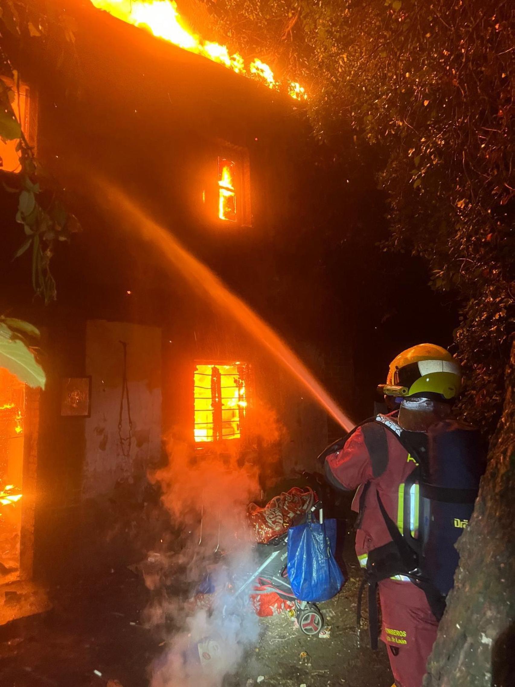 Los Bomberos de León sofocando el incendio en una vivienda de Armunia