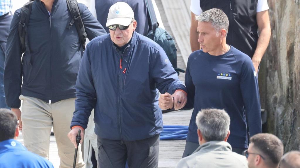 Juan Carlos I en su llegada al Club Náutico de Sanxenxo.