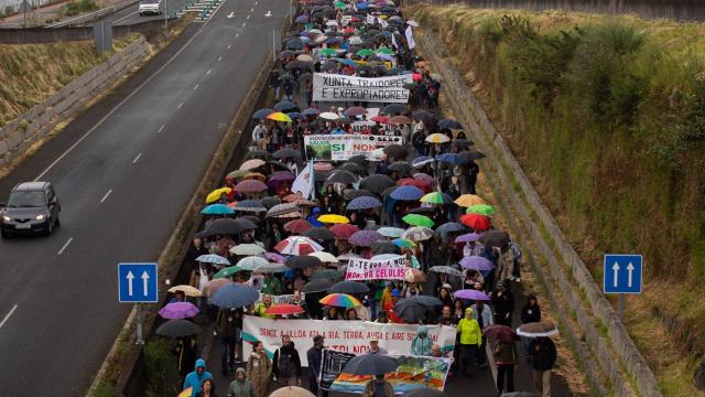 Cientos de personas protestan frente a la fábrica Ence durante una nueva manifestación contra las empresas de celulosa Altri y Ence, a 16 de junio de 2024, en Pontevedra.