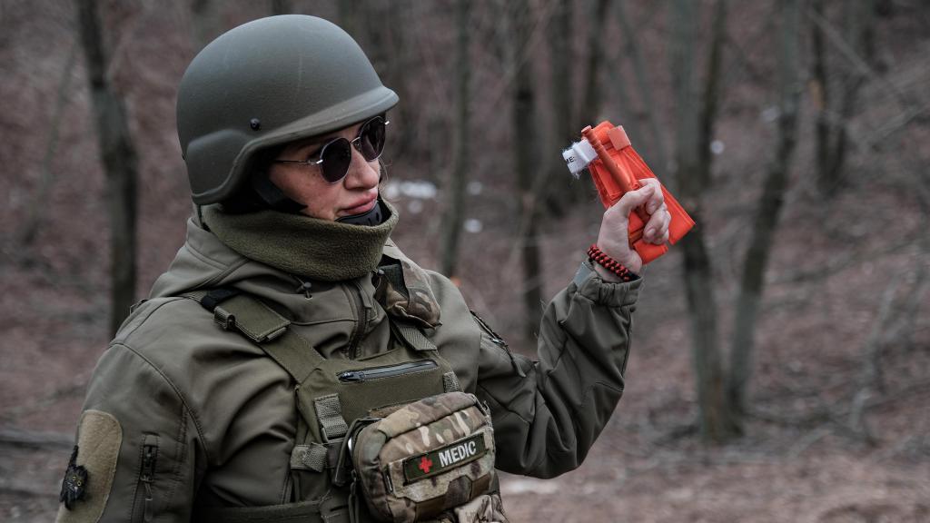 Vistoria, una de las instructoras en medicina de combate de la Brigada 22, durante una de sus clases de formación.