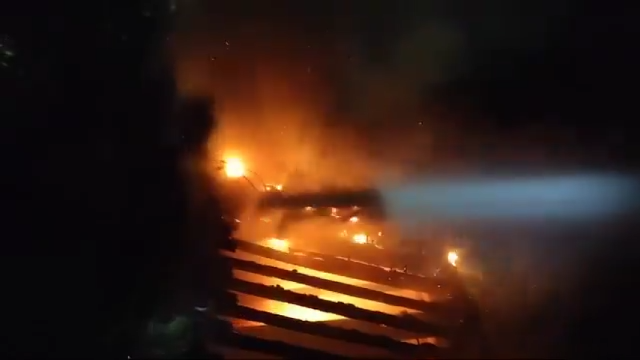 Los Bomberos de León sofocan el incendio de una vivienda en Armunia