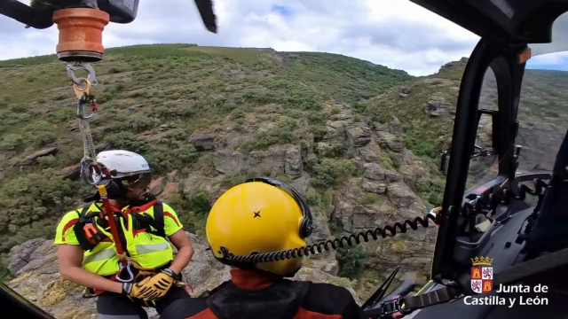 Rescate a una montañera en Montealegre, León