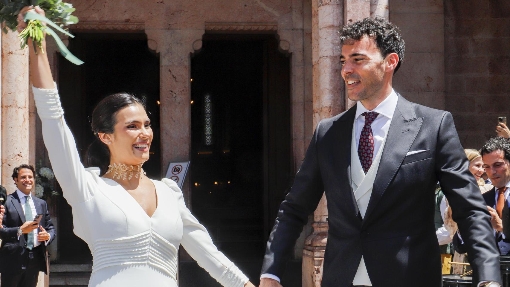 Juancho García Vázquez de Castro junto a su flamante mujer, Cristina Gutiérrez, el día de su gran boda.