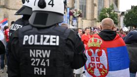 La policía alemana interviene en la reyerta.