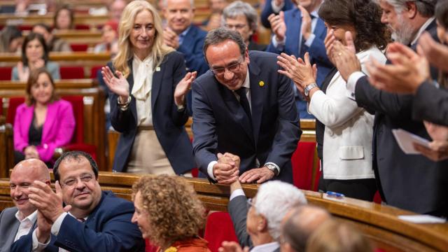 El recién elegido presidente del Parlament de Catalunya, Josep Rull, es aplaudido durante el pleno de constitución de la XV legislatura del Parlament de Catalunya, a 10 de junio de 2024, en Barcelona,