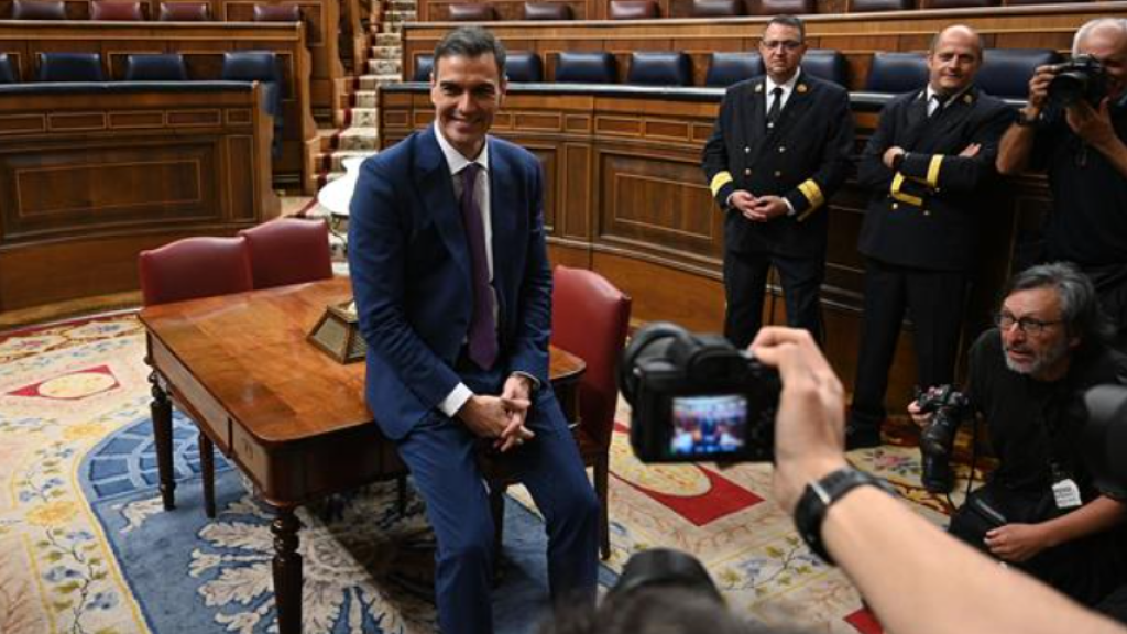 Pedro Sánchez posa ante los fotógrafos en el Congreso de los Diputados, el pasado mes de noviembre, tras su debate de investidura.