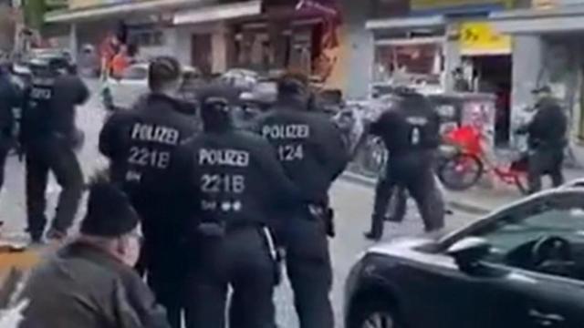 Momento en que la Policía ha abatido a un individuo armado con un hacha en el centro de Hamburgo.