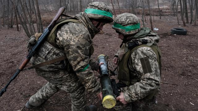 Soldados ucranianos de Infantería aprenden a utilizar un RPG, durante su fase de formación.