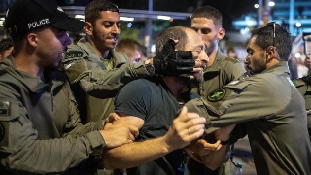 Un hombre es detenido durante una manifestación contra Benjamin Netanyahu, en Tel Aviv.