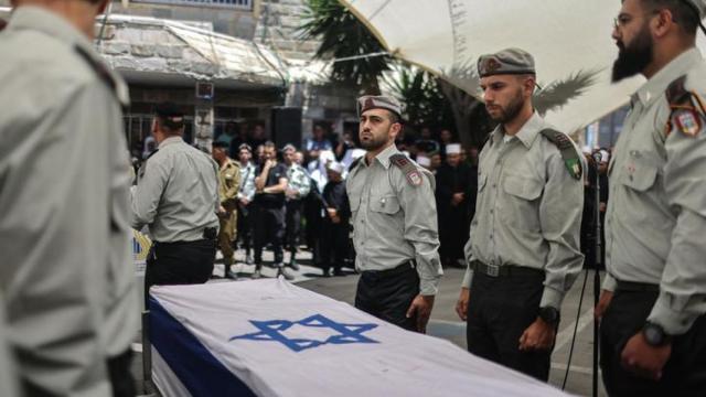 Soldados israelíes rodean el ataúd cubierto con la bandera de Israel del soldado Wassem Mahmoud, que murió cuando un vehículo blindado de transporte de personal explotó cerca de la ciudad de Rafah.