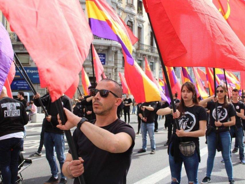 Desfile de Reconstrucción Comunista, la organización liderada por Roberto Vaquero, durante el 14 de abril de 2021.