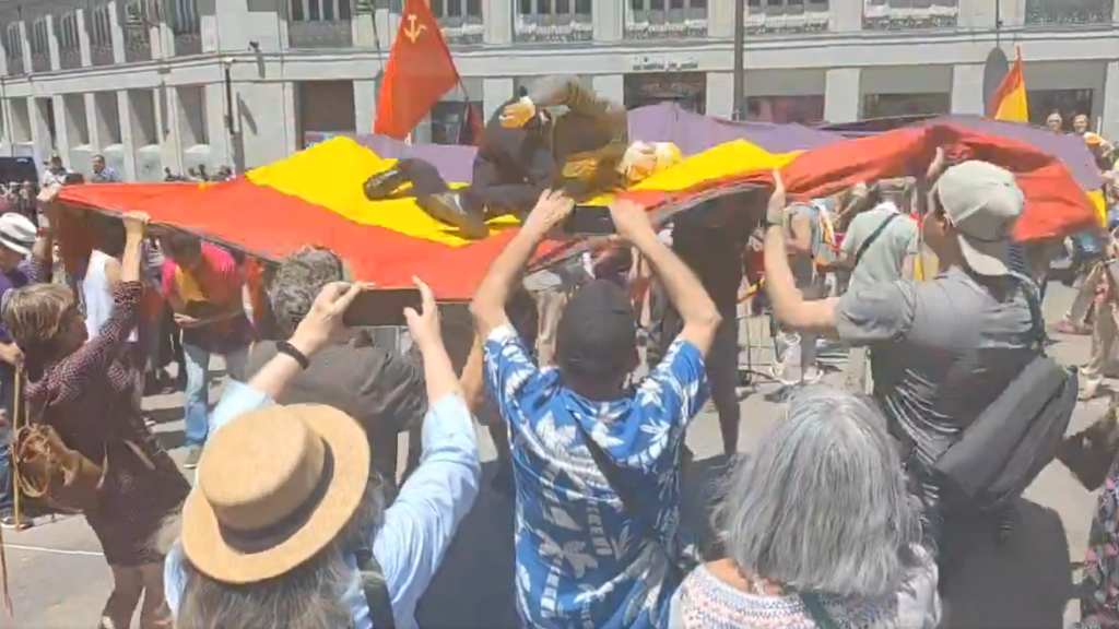 Un grupo de manifestantes mantea un muñeco que representa a Felipe VI en la manifestación antimonárquica de este domingo en la Plaza del Sol de Madrid.