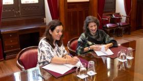 La alcaldesa de A Coruña, Inés Rey, y la presidenta del ComitéCidadán Antisida e Coruña (CASCO), Begoña Pérez Vegazo,