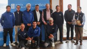 El Rey Juan Carlos durante la entrega de trofeos de la regata Turismo de Galicia donde el ‘Bribón’, barco en el que navega el rey emérito, ha quedado en primera posición, a 16 de junio de 2024, en Sanxenxo (Pontevedra, Galicia, España)