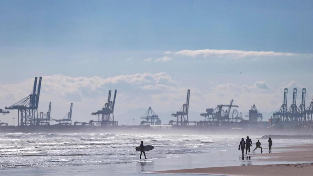 Un surfista sale del agua este domingo en la playa de La Malvarrosa.