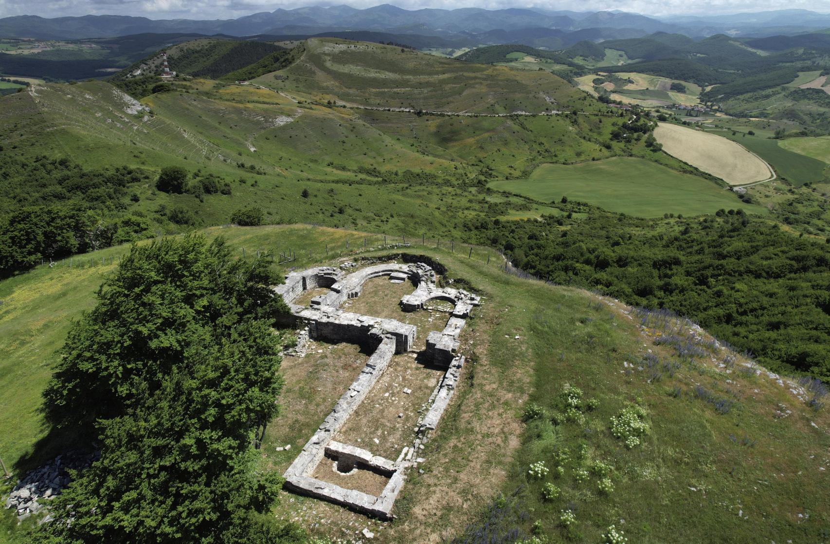 Imagen aérea de los restos del monasterio medieval de Doneztebe, en Navarra.