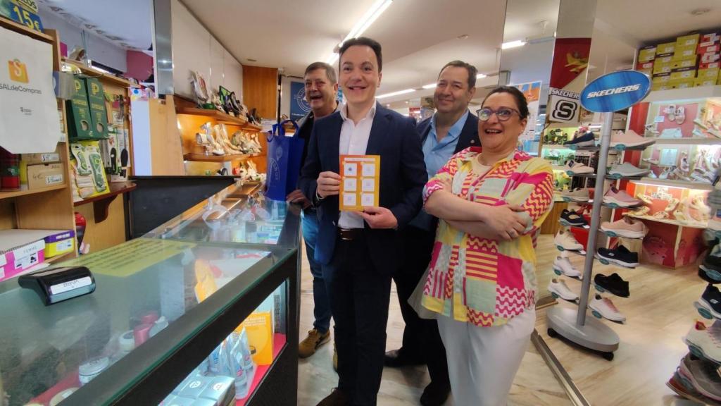 Pedro Martínez inicia la Ruta del Comercio en Eurocalzados en la avenida de Villamayor