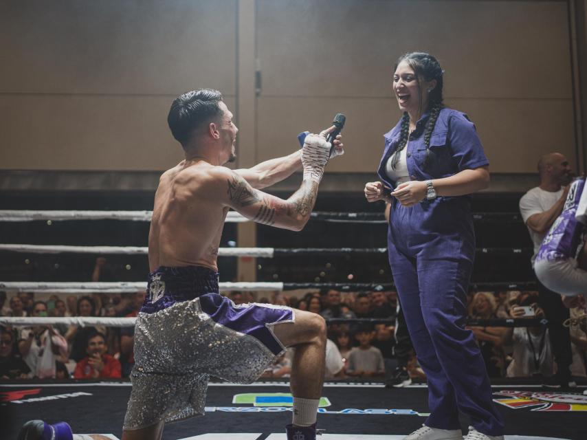 Imagen de la pedida de mano del boxeador Antonio Barrul a su novia