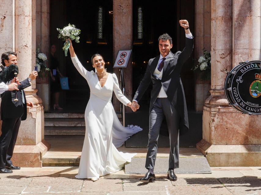 Juancho, el sobrino de Ana Obregón, junto a su mujer, Cristina Gutiérrez, saliendo de la basílica, convertidos en marido y mujer.