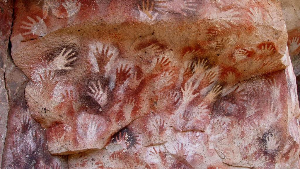 Las pinturas rupestres de la Cueva de las Manos,  al noroeste de la Provincia de Santa Cruz (Patagonia, Argentina).