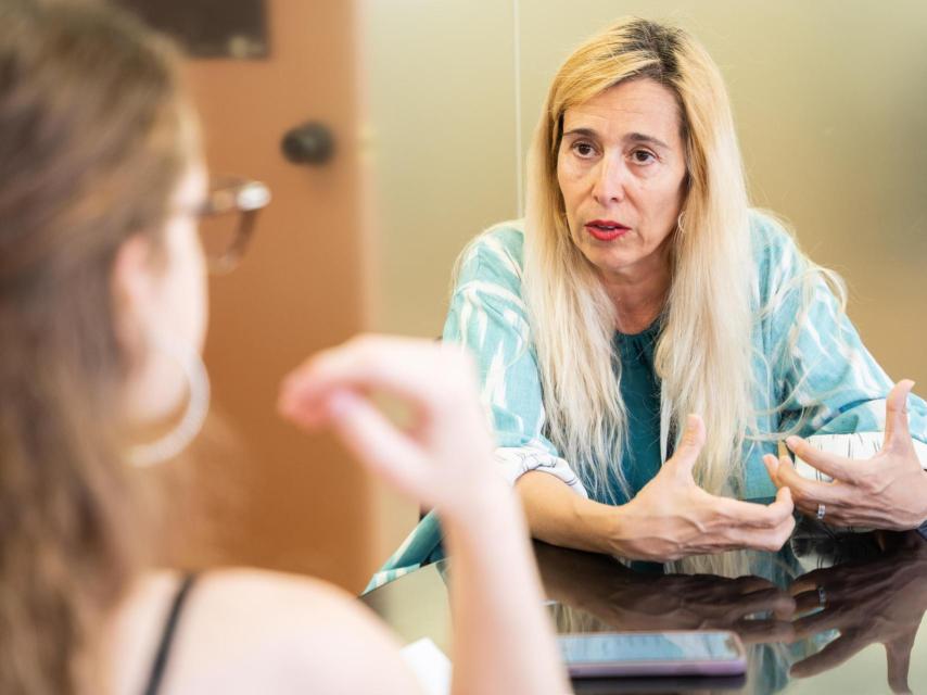 María Luisa charlando con Magas.