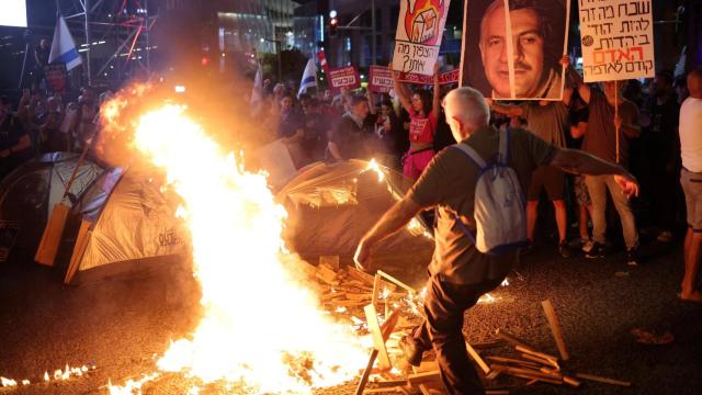 Decenas de personas manifestándose contra Benjamin Netanyahu este fin de semana en Tel Aviv, Israel.