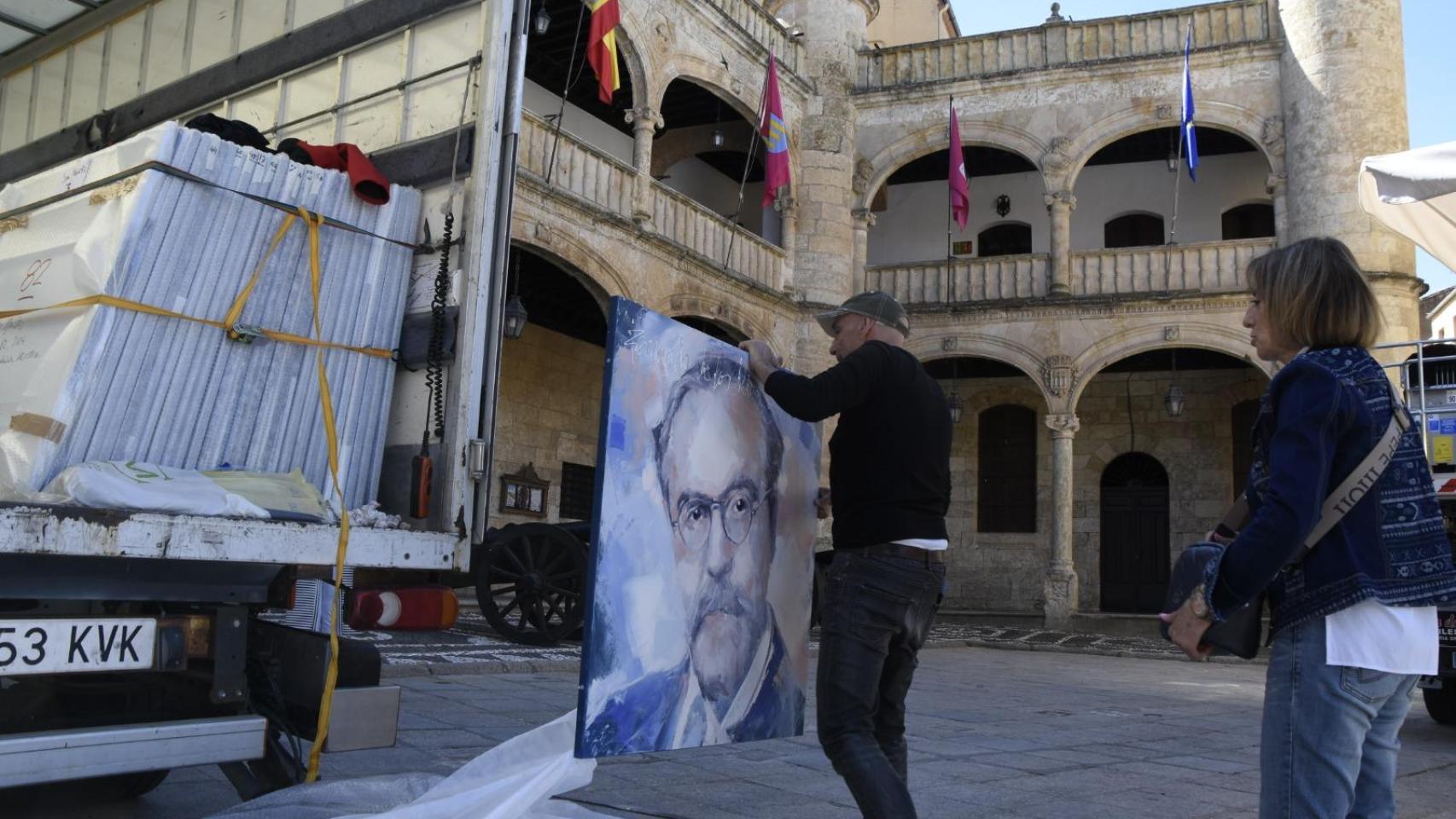 Arranca la instalación de la exposición de Florencio Maíllo en la Plaza Mayor de Ciudad Rodrigo